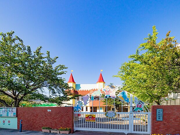 日野幼稚園 500m 広い園庭と緑あふれる自然環境の中、のびのびと遊べる時間を大切にしています。