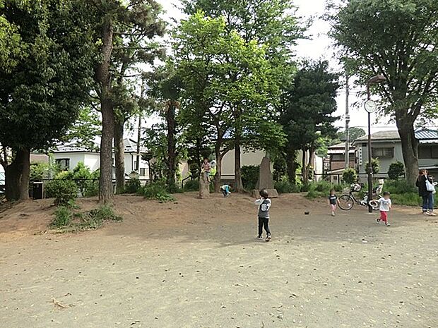 馬場赤門公園　900m　馬場の名主を勤めた澤野家の表門『旧澤野家長屋門』をシンボルに整備された公園。 