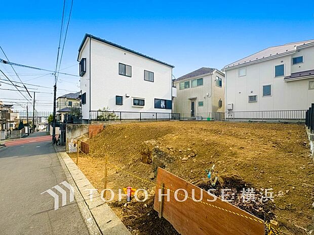 敷地内に駐車スペースがあると、日々の暮らしのをスムーズに運ぶ事が出来ます。(2026年2月撮影)