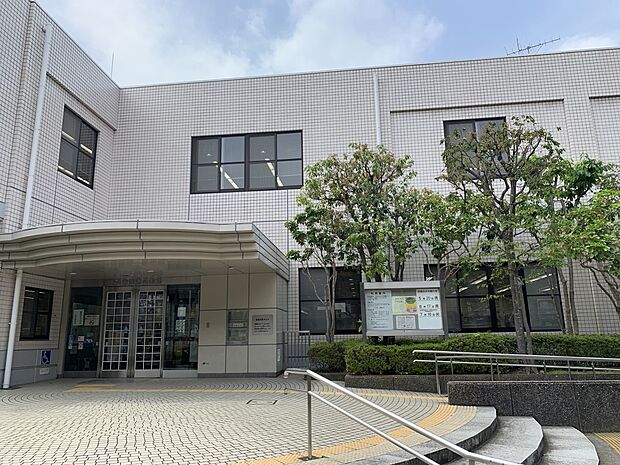 横浜市港南図書館 1300m 各種講座やおはなし会などが開催。お子様と一緒に楽しいひと時を過ごしたり、一人でゆっくり読書をしたり。