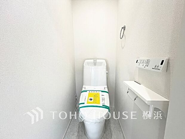 換気と明るさに配慮した、清潔感溢れるトイレ。落ち着いた空間で安らぎのひとときをお過ごしいただけます。
