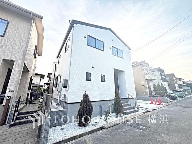 爽やかな青空の下に贅沢なほどに降り注ぐ陽光、豊かな居住性と、クオリティが見事に調和した住空間。