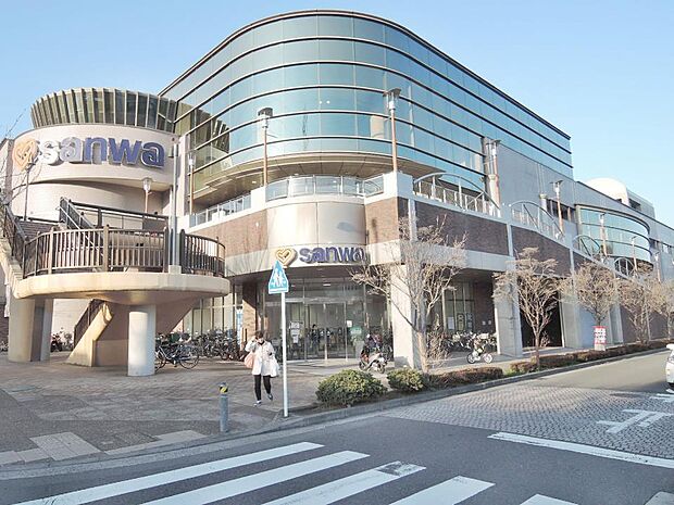 sanwa子供の国店　1200m　食卓を彩る食料品が品揃え豊富に揃います。衣料品や生活雑貨が揃う「パシオス」や「DAISO」併設。 