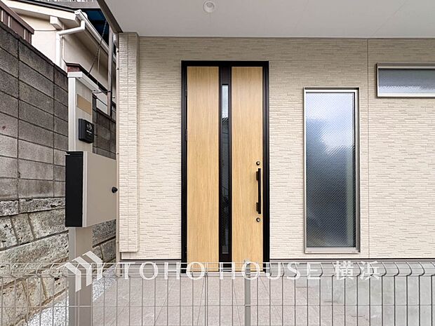 お住まいの顔となる玄関。住まう方のプライドを満たすクオリティを備えています。 