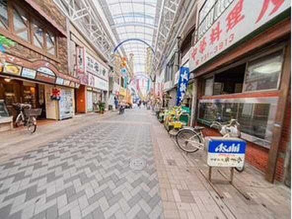 弘明寺商店街　1200m　CMやTVの撮影などにも使われる商店街。平日でも賑い、日々のお買い物が気軽にできます。 