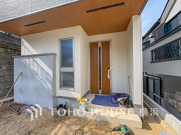 お住まいの顔となる玄関。住まう方のプライドを満たすクオリティを備えています。 