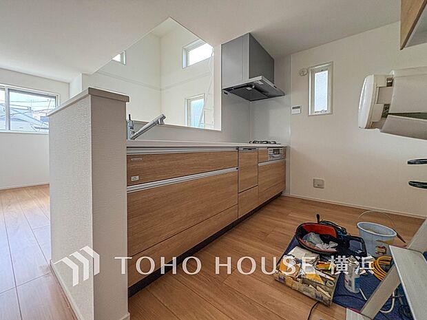 機能性とデザイン性を兼ね備えたシステムキッチン。リビングとの一体感も考慮され、美しい空間が実現。