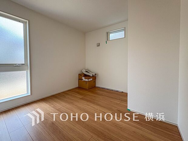 一日の疲れをいやしてくれる寝室。時を忘れて過ごす場所として過ごせるお部屋。