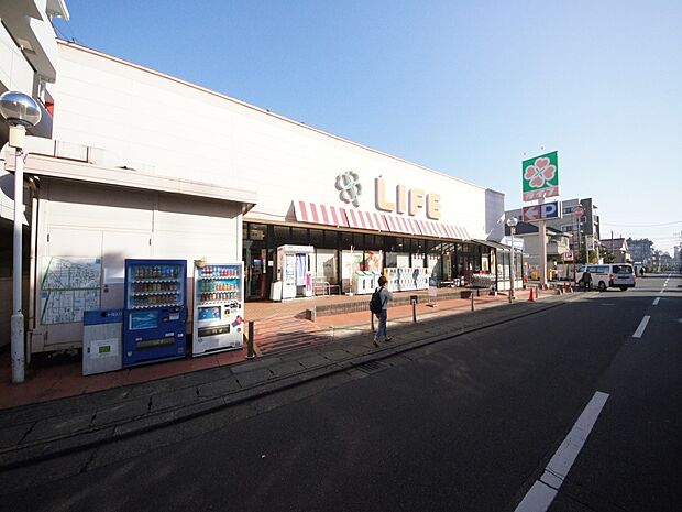 ライフ高津新作店　1900m　営業時間9：30〜22：00まで。毎日の食卓を彩る食料品から日用品まで取り揃えています。 