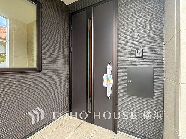 帰宅されるご家族や訪れる方を優しく迎え、安らぎに満ちた生活空間を予感させてくれます。