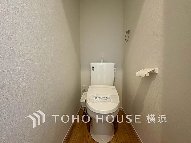 換気と明るさに配慮した、清潔感溢れるトイレ。落ち着いた空間で安らぎのひとときをお過ごしいただけます。