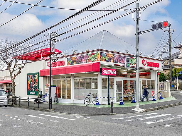 sanwa奈良北店 280m 食卓を飾る新鮮な食料品が毎日揃います。家族の笑顔を思い浮かべながらお買い物も楽しいです。
