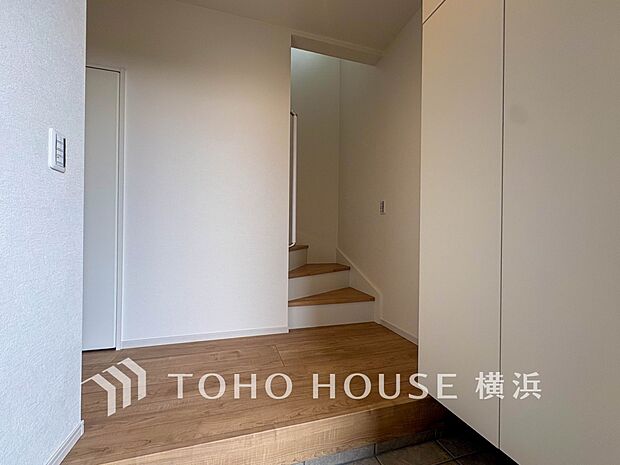 上質感漂う玄関と廊下。居住者の帰り、訪れる方を優しく迎えてくれます。