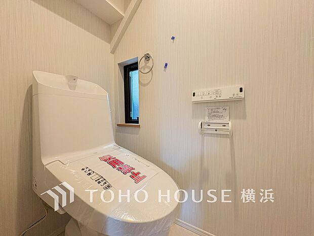 換気と明るさに配慮した、清潔感溢れるトイレ。落ち着いた空間で安らぎのひとときをお過ごしいただけます。