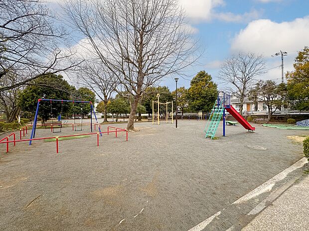 奈良町第九公園　900m　公園内にはカラフルな遊具などがあり、のんびり過ごせる公園です。 