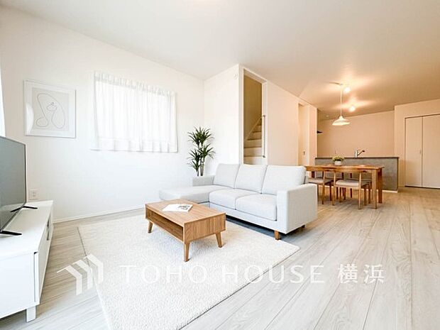 家族と過ごす時間を大切にしたい方にぴったりの明るくゆとりある住空間です。(家具はAI加工です)