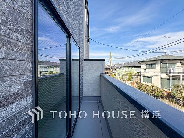 心地よい陽射しや暖かな風を楽しむことが出来るバルコニー。