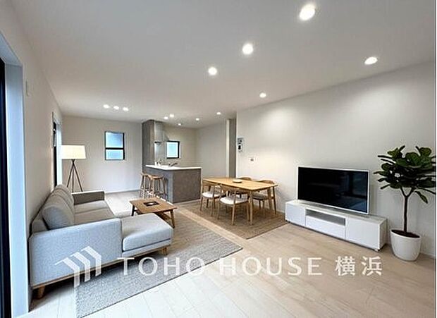 寛ぎとコミュニケーションを育む居心地のよい場所。(家具はAI加工です)