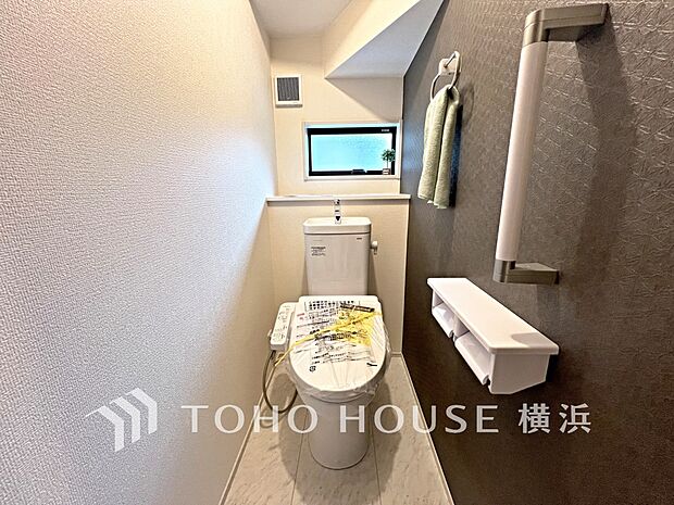 換気と明るさに配慮した、清潔感溢れるトイレ。落ち着いた空間で安らぎのひとときをお過ごしいただけます。