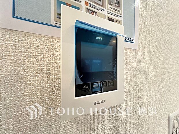 誰が来てもわかる様にモニター付きインターホンを設置。快適と安らぎを合わせた優しい設計。 