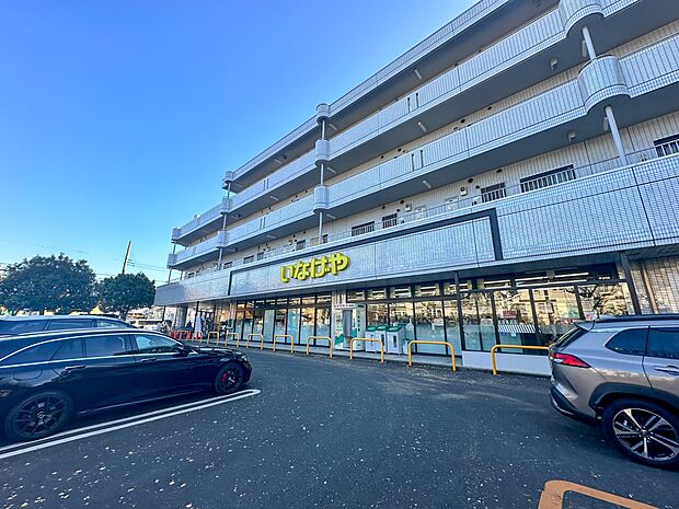 いなげや横浜桂台店 1100m 駐車場82台完備。毎日の食卓を彩る食料品が揃います。焼きたてパンの購入もできます。