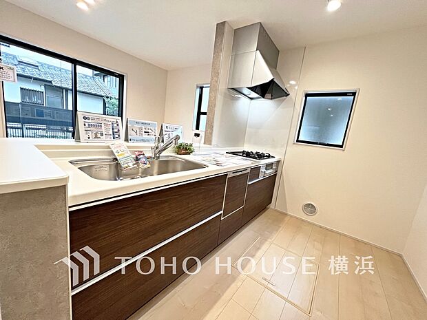 対面キッチンでリビングのご家族と会話を楽しみながらお料理できます。