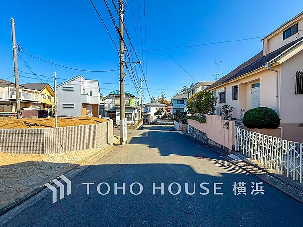 生活利便に優れた住環境に立地し、ゆとりある生活が送れます。（2026年2月撮影）