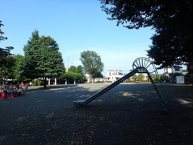 善部町南公園　700m　自然豊かな公園。遊具や広場は放課後の子どもたちで賑わい、高低差がある地形は大人の散策も楽しめます。 