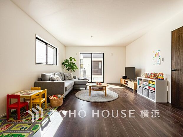 寛ぎとコミュニケーションを育む居心地のよい場所。(家具・装飾品はAI加工です)