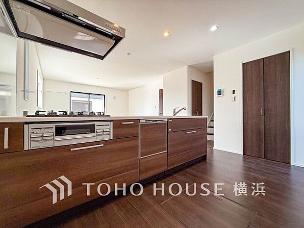 機能性とデザイン性を兼ね備えたシステムキッチン。リビングとの一体感も考慮され、美しい空間が実現。