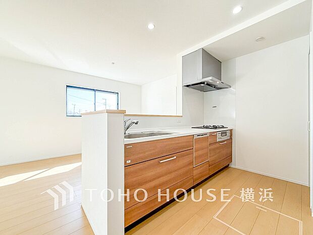 【システムキッチン】 対面式のシステムキッチン。収納量豊富なスライド式収納。調理スペースも広く、お料理もはかどります。