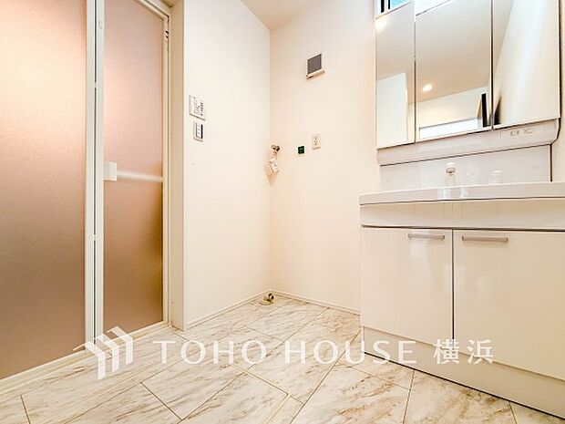 洗濯機を配置しても十分なスペースを確保した設計となっております。