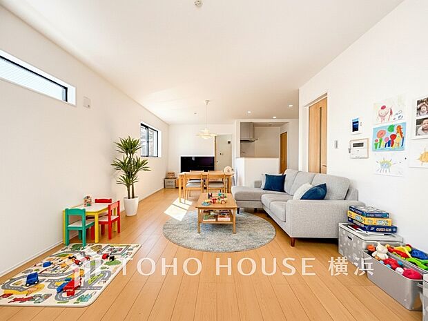 寛ぎとコミュニケーションを育む居心地のよい場所。(家具・装飾品はAI加工です)