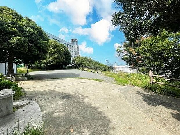 三春台第二公園　200m　高台の住宅街にあり、見晴らしの良い公園です。春には桜が咲き誇り、お花見も楽しめます。 