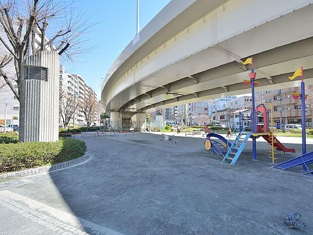 阪東橋公園 750m 高速道路のランプが日陰の役割も果たしてくれる顔の形のマンホールベンチがある公園。