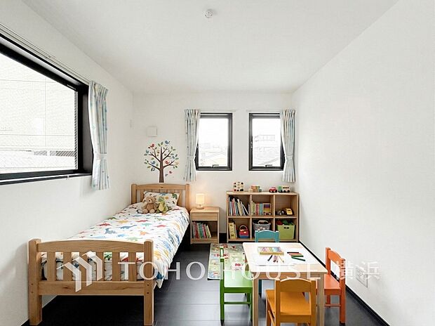 自分時間を快適に過ごせるお部屋。※生成AIによるイメージです。家具・小物は販売価格に含まれません。