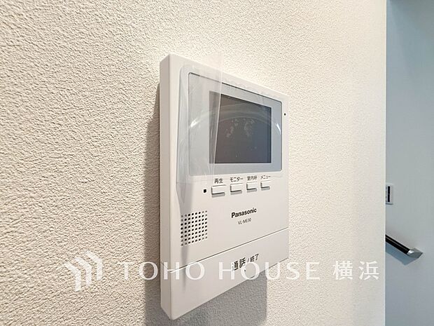 誰が来てもわかる様にモニター付きインターホンを設置。快適と安らぎを合わせた優しい設計。 