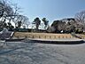 周辺：掃部山公園　90m　遊具が設置された広場、池を配した和風庭園、横浜能楽堂が建てられています。春にはお花見を楽しめます。 
