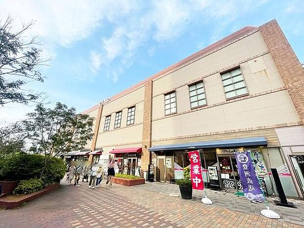 CIAL桜木町 900m 飲食店をはじめ、新鮮な食料品、お惣菜なども揃えられ、日常的なお買い物にもとっても便利。