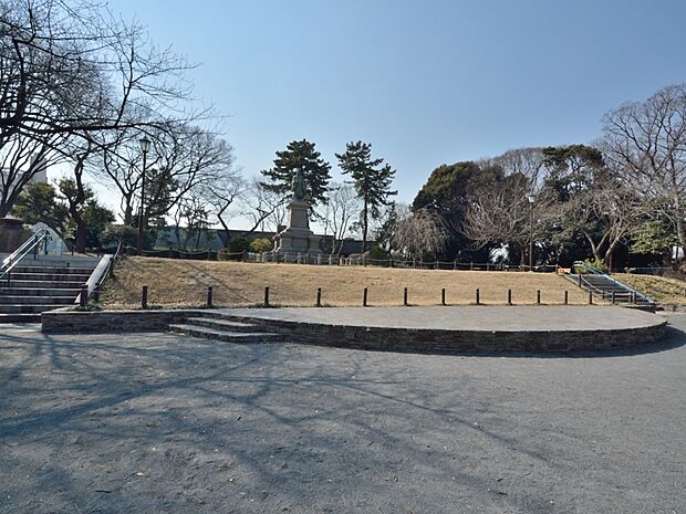 掃部山公園　90m　遊具が設置された広場、池を配した和風庭園、横浜能楽堂が建てられています。春にはお花見を楽しめます。 
