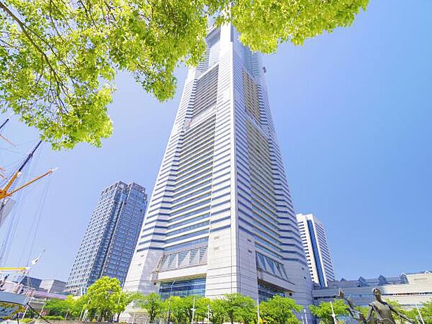 ランドマークタワー　950m　69階の展望フロアからは360度の大パノラマを楽しめます。 
