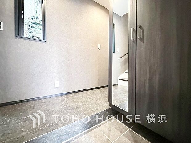 上質感漂う玄関と廊下。居住者の帰り、訪れる方を優しく迎えてくれます。