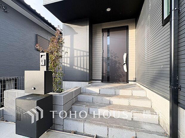 デザイン性の高いエントランスは、住む方のプライドを満たすクオリティ。