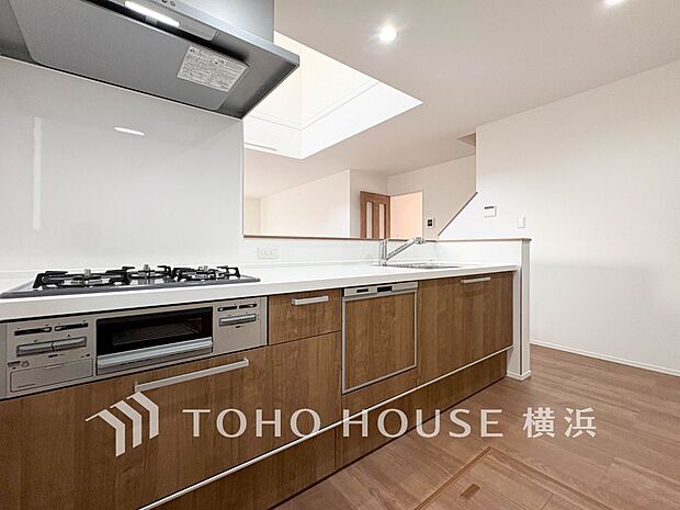 機能性とデザイン性を兼ね備えたシステムキッチン。リビングとの一体感も考慮され、美しい空間が実現。