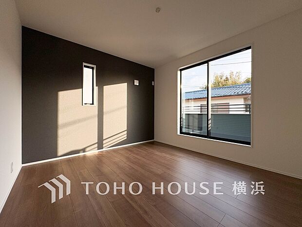 一日の疲れをいやしてくれる寝室。時を忘れて過ごす場所として過ごせるお部屋。