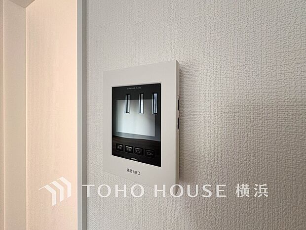誰が来てもわかる様にモニター付きインターホンを設置。快適と安らぎを合わせた優しい設計。 