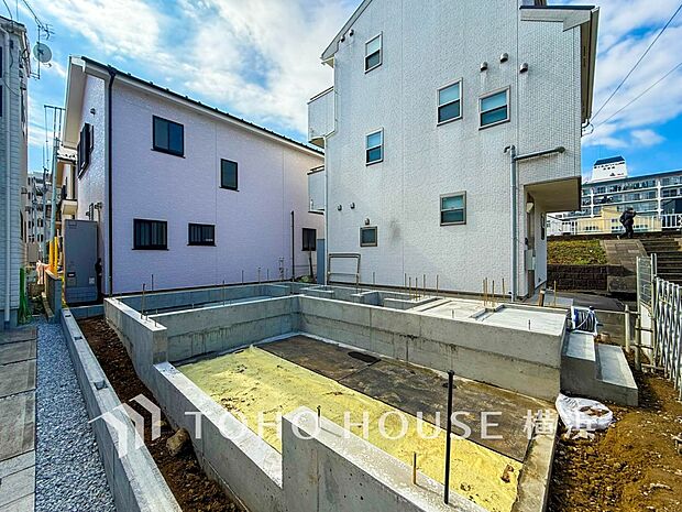 雨や紫外線から大切な愛車を守る、ビルトインガレージはセキュリティ面も安心です。(2026年2月撮影)