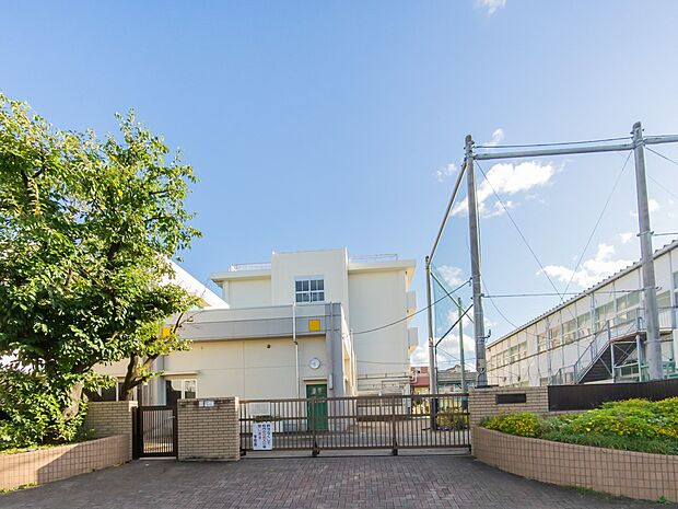 横浜市立北綱島小学校　500m　徒歩7分。小学校が近いのは子育てファミリーにもおすすめのポイント。 