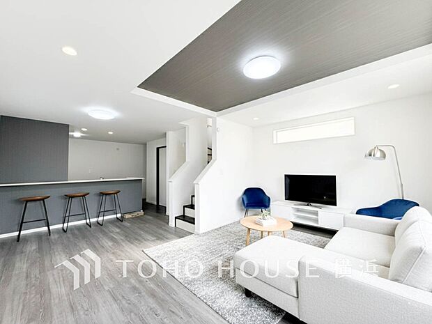 寛ぎとコミュニケーションを育む居心地のよい場所。（家具はAI加工です）