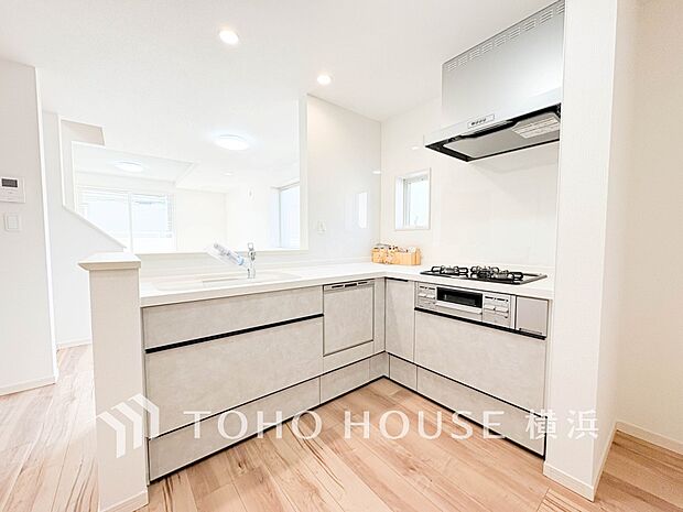 機能性とデザイン性を兼ね備えたシステムキッチン。リビングとの一体感も考慮され、美しい空間が実現。